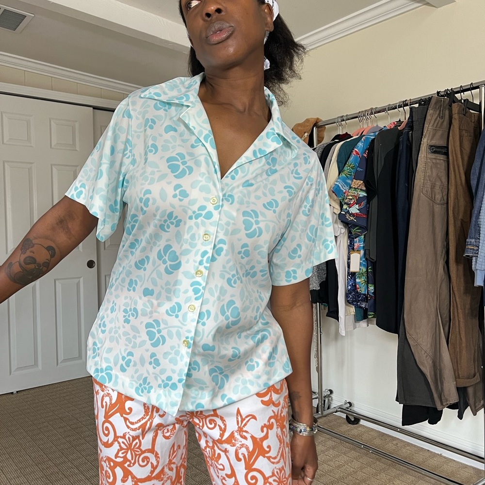 vintage button up. No flaws. Soft and lightweight.  Fits like a M/L. - Picture 3 of 6
